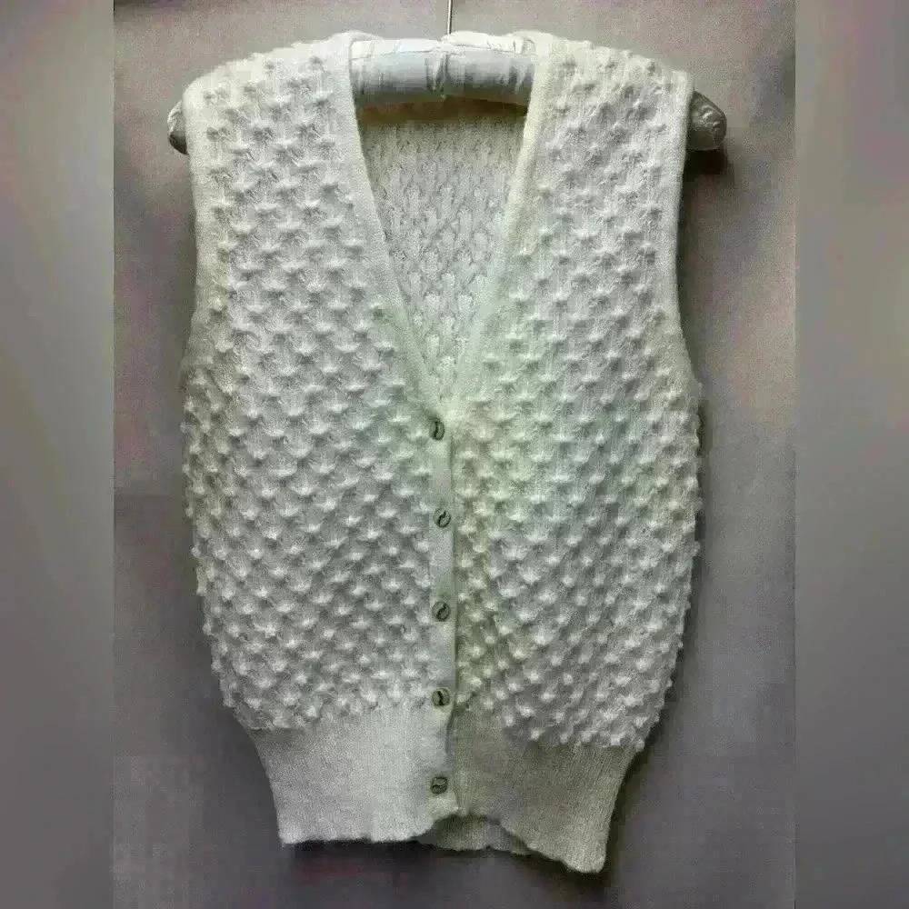 Unmarked Women’s Vintage Cottagecore Style Acrylic Sweater Cardigan Vest in Ecru